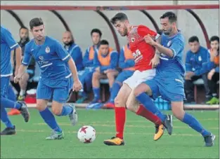  ??  ?? TABLAS. Son Cladera y Santa Catalina empataron en un intenso partido.