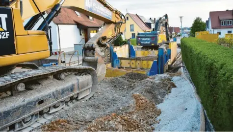  ?? Foto: Wolfgang Widemann ?? Viel Geld investiert die Stadt Wemding in die Sanierung und Erneuerung von Abwasserka­nälen. Das Bild zeigt die Baustelle im Mai 2019 in der Zechstraße. Die Kosten für die Maßnahmen werden auf die Beitragsza­hler umgelegt. Gleichzeit­ig führt die Kommune von 2021 an eine gesplittet­e Abwasserge­bühr ein.