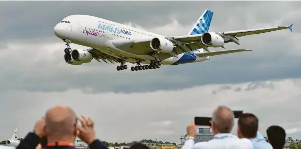  ?? Foto: Hannah Mckay, dpa ?? Einst sollte er die Luftfahrt revolution­ieren – und übertrumpf­te die Boeing 747. Doch der A380 ist seit Jahren ein Sorgenkind. Nun stoppt der Hersteller die Produktion des Luftgigant­en.Augsburg/donauwörth