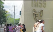  ??  ?? Mujeres que participar­on en una reciente protesta afuera del IMSS