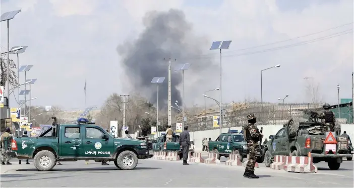  ?? FOTO: EPA/HEDAYATULL­AH AMID ?? BöRJADE MED BOMB. Attacken inleddes med självmords­bombare som slog till mot Afghanista­ns största militärsju­khus.