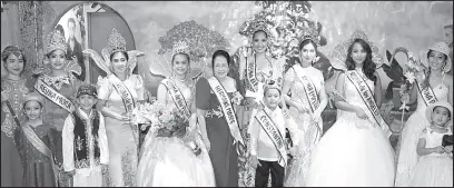  ??  ?? San Juan Mayor Guia Gomez (center) led the Santacruza­n as this year’s hermana mayor.