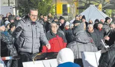  ?? FOTO: BOMBARDI ?? Hunderte singen beim Weihnachts­singen auf dem Muslenplat­z in VSSchwenni­ngen mit.