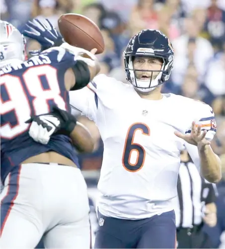  ?? | ELISE AMENDOLA/ AP ?? Bears quarterbac­k Jay Cutler won’t have guard Kyle Long to protect him Saturday against the Kansas City Chiefs.