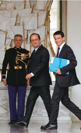  ??  ?? Il presidente francese François Hollande e il primo ministro Manuel Valls, all’Eliseo l’11 maggio 2016. La loro popolarità è in caduta libera: soltanto il 14 per cento dei francesi approva l’operato del presidente, il 21 per cento quello del premier.