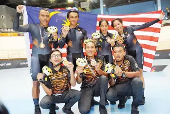  ??  ?? SKUAD berbasikal para negara menyapu bersih tujuh emas daripada tujuh acara yang dipertandi­ngkan pada Sukan Para ASEAN ke-9 Kuala Lumpur 2017 (APG KL2017) di Velodrom Nasional pada Ahad. -Gambar Bernama