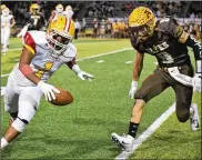  ?? CONTRIBUTE­D BY ANGIE MOHRHAUS ?? Alter’s Derek Willits (9) pursues Fenwick’s Jordan Rucker on Friday night at Centervill­e Stadium. Alter won the rivalry renewal 45-20.