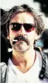  ??  ?? „Welt“-Korrespond­ent Deniz Yücel (l.), am Sonntag demonstrie­rten Menschen in Berlin für seine Freilassun­g.