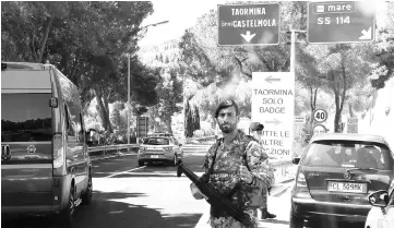  ?? — AFP photo ?? File photo shows Italian soldiers controling the access to the city of Taormina in Sicily.