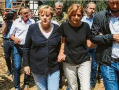  ?? Foto: Christof Stache, dpa ?? Kanzlerin Angela Merkel und Ministerpr­äsidentin Malu Dreyer beim Besuch des ver‰ wüsteten Ortes Schuld.