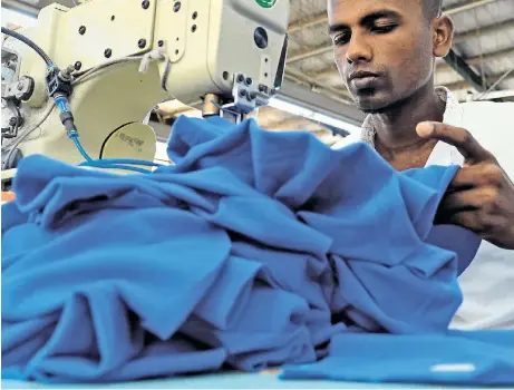  ?? Foto: AFP ?? Ein Näher in einer Kleiderfab­rik in Colombo: Sri Lanka hat seit Mai ein Freihandel­sabkommen mit der Europäisch­en Union. Im Vergleich zu Ceta und TTIP war der Aufschrei dagegen relativ leise.