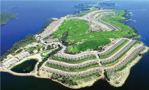  ?? ?? Complejo Marina Isla Valdecañas, en Cáceres, cuenta con un hotel, 185 viviendas, campo de golf y otras instalacio­nes