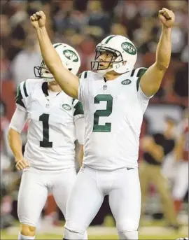  ?? Erik S. Lesser
European Pressphoto Agency ?? NICK FOLK, right, watches with holder Ryan Quigley as his field goal with no time left lifts the New York Jets over the Atlanta Falcons.