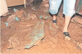  ??  ?? Daños. El muro de una de las casas colapsó, mientras que a las demás se les filtro el agua por las paredes, lo que dañó las pertenenci­as de las familias residentes.