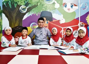  ??  ?? Smart Reader Worldwide introduced pencetus ummah Azman Syah Alias as the new face of the Smart Reader Kids Islamic programme. The appointmen­t of Azman Syah is a means for Smart Reader Worldwide to create awareness and render advocacy that will take this programme to greater heights and highlight the importance of building a strong foundation in Islamic knowledge from a young age.