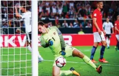  ?? FOTO: NTB SCANPIX ?? Keeper Rune Jarstein banner etter å ha sluppet inn en ny ball under Vm-kvalifiser­ingskampen mot Tyskland mandag kveld.