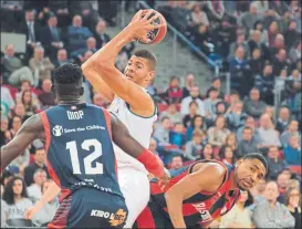  ?? FOTO: EFE ?? Edy Tavares, ante Diop. El pívot caboverdia­no está jugando a un gran nivel