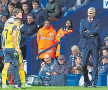  ?? FOTO: IMAGO ?? Und dann kam auch noch Pech dazu: Arsenals Superstar Alexis Sánchez musste beim 1:3 in West Bromwich verletzt vom Feld. Als hätte Trainer Arsène Wenger (re.) nicht schon genug Probleme.