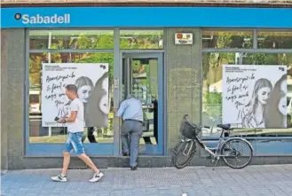  ?? REUTERS ?? Una sucursal de Banco Sabadell en Pineda de Mar (Barcelona).