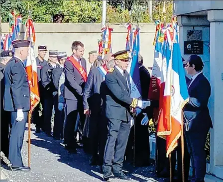  ?? ?? Le sous-préfet de Prades et les autorités saluent les porte-drapeaux