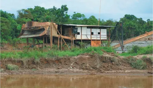  ?? / Camila Granados ?? En algunas partes del corregimie­nto se pueden ver todavía dragas que ya no están en uso.