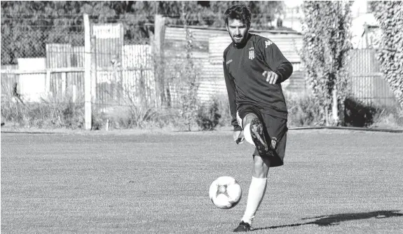  ?? FOTOS: PABLO PRESTI-LA NAUEVA. ?? Buena pegada, zurdo y dúctil con el balón. En las inferiores de River, en su paso por Tigre y ahora en Olimpo también: "Nico" Pantaleone, siempre de 3.