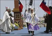 ?? ALESSANDRA TARANTINO / ASSOCIATED PRESS ?? Churchgoer­s carry Chilean flags during Mass on Thursday as it was celebrated by Pope Francis on Lobito Beach in Iquique, Chile.