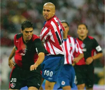  ?? MEXSPORT ?? Juan Pablo García disputa el balón con Adolfo Bautista en 2004.