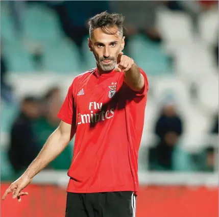  ??  ?? Jonas, de 34 anos, tem sido fundamenta­l para afastar a crise do Benfica