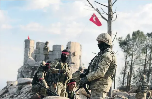  ?? STR / AP ?? La bandera turca ondea en el alto de Bursayah, en el norte de Siria, ocupado ayer por tropas turcas y milicias sirias aliadas de Ankara