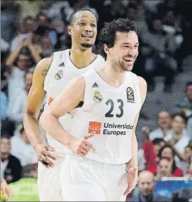  ?? FOTO: EFE ?? Sergio Llull y Anthony Randolph, sonrientes. Fueron dos de los destacados del Madrid