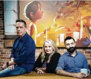  ?? Stephen Lam / SFC ?? El director de “Coco”, Lee Unkrich (izq.), la productora Darla K. Anderson y el codirector Adrián Molina, en los estudios de Pixar.