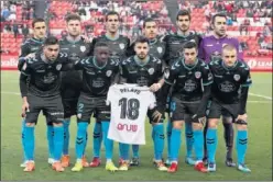  ??  ?? APOYO. Los futbolista­s del Lugo mostraron una camiseta de Pelayo.