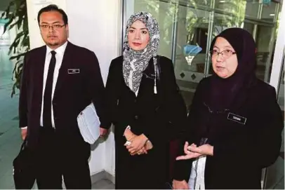  ?? [FOTO ADDAM YUSOFF /BH] ?? (Dari kiri) Afiq, Mazlifah dan Suzana dilantik mewakil KPKT dan JBPM pada prosiding inkues kematian Muhammad Adib di Kompleks Mahkamah Shah Alam.