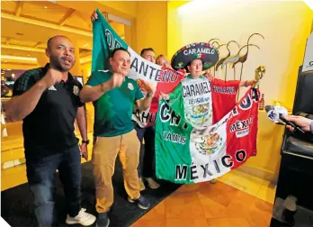  ?? ?? Hubo mariachis para respaldar a los mexicanos, durante su arribo a Centroamér­ica.