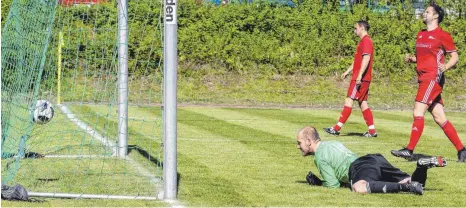  ?? FOTO: CHRISTIAN FLEMMING ?? Nach der schmerzhaf­ten Derbyniede­rlage gegen Lindau (Bild) ist die SGM Hege/Nonnenhorn/Bodolz nun beim Häfler FC gefordert.