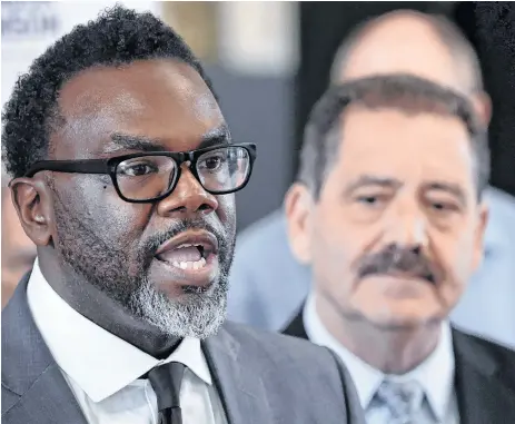  ?? FOTOS. GETTY IMAGES ?? Brandon Johnson, comisionad­o del Condado de Cook y candidato a alcalde de Chicago en la decisiva segunda vuelta del 4 de abril de 2023. El congresist­a Jesús ‘Chuy’ García dio su respaldo a la candidatur­a de Johnson.