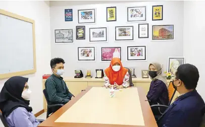  ?? ANDRIANSYA­H POETRA/JAWA POS ?? BUKAN PENGHALANG: Wakil Ketua DPRD Surabaya Reni Astuti memotivasi mahasiswa penerima beasiswa Gemas agar semangat meraih cita-cita setinggi-tingginya.