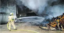  ??  ?? Zwei Lagerhalle­n standen in Flammen. Zehn Feuerwehre­n mit 150 Mann waren im Einsatz. Die Brandgrupp­e des Landeskrim­inalamts ermittelt