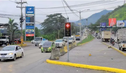  ?? ?? FLUIDEZ. El último semáforo instalado es el de la entrada a Chamelecón a solicitud de los pobladores, el cual ya comenzó a funcionar.