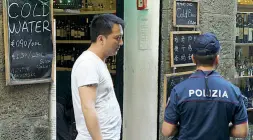  ??  ?? La polizia notifica la chiusura al mini market cinese di via delle Oche