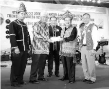  ??  ?? DCCI treasurer Allan Keripin (second right) presenting a cheque for the earthquake victims to Bernard witnessed by Salang (right), KCCI president Bonipasius Bianis (left) and 9th Joint KCCI-DCCI Gawai Kaamatan Celebratio­n organising chairman Ladislaus...