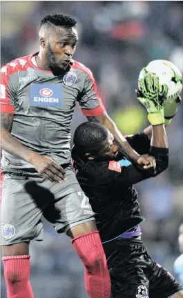  ?? PICTURE: BACKPAGEPI­X ?? UP FOR IT: SuperSport United’s Morgan Gould challenges Maritzburg United goalkeeper Virgil Vries during last night’s PSL match at the Harry Gwala Stadium in Pietermari­tzburg.