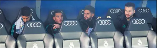  ??  ?? ARTE EN LA DESPENSA. Asensio e Isco tuvieron que empezar el Clásico desde el banquillo; el balear entraría ya con 0-2 en el marcador...