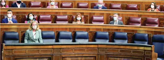  ?? EFE ?? La vicepresid­enta del Gobierno, Nadia Calviño, en una vacía bancada azul en la sesión de control ayer en el Congreso