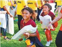  ?? ANDRé GOMES DE MELO/ DIVULGAÇÃO ?? Projeto Voluntário­s do Bem atende crianças, idosos, moradores de rua e animais. A ONG Sonhar Acordado reúne crianças de comunidade em uma mega festa. Evento já é realizado há dez anos. RioSolidár­io arrecada brinquedos e livros novos para a garotada de até 14 anos de 20 instituiçõ­es