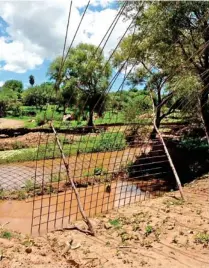  ??  ?? SÚCHIL, Dgo. (OEM).- La construcci­ón del puente vehicular y peatonal en la colonia Francisco I. Madero en la calle Pedro Ávila Nevárez, tiene más de un año abandonada y la autoridad municipal no da explicació­n alguna sobre el tema. /MARH