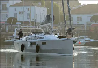  ??  ?? Pour manoeuvrer notre Ovni assez lourd dans le courant d’une rivière comme la Vie, à Saint-Gilles, un moteur costaud n’est pas superflu.