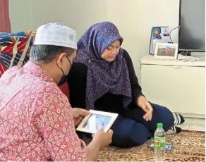  ??  ?? Sad moment: youth and Sports Minister datuk Seri reezal Merican Naina Merican consoling Shahira abdul Halim, wife of Haziq Kamaruddin.