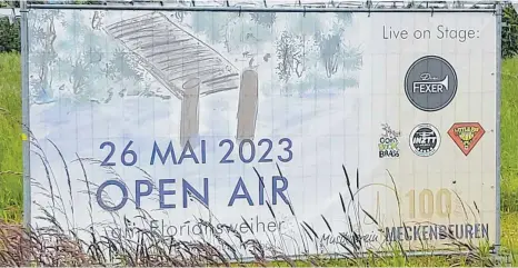  ?? FOTO: RWE ?? In die Natur eingebunde­n – so wie die Plakatwerb­ung am Meckenbeur­er Ortseingan­g (von Norden her) soll auch das Open Air selbst am 26. Mai über die Bühne gehen.